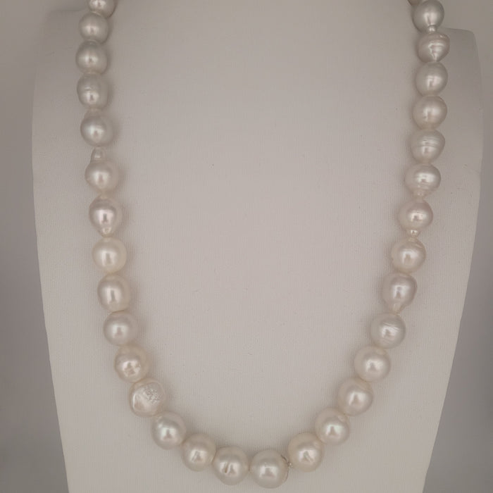 White South Sea Pearls 10-11.80 mm 18K Gold Clasp