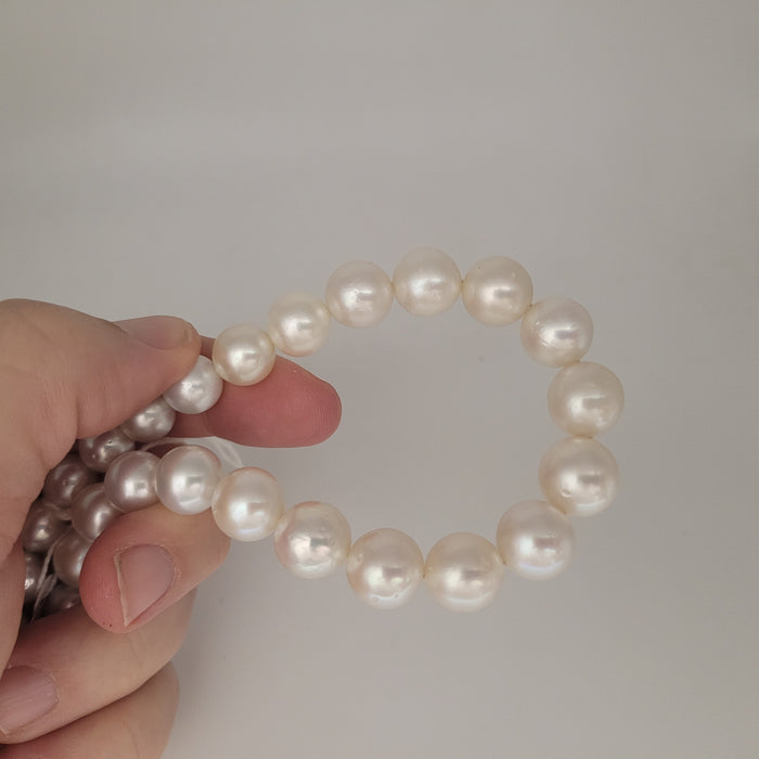 White South Sea Pearls Round 8-13 mm 18K Gold Clasp